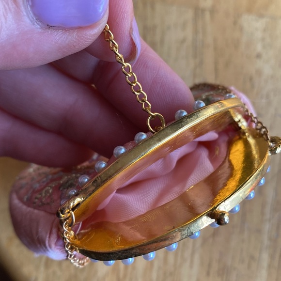 Vintage Coral Pink Coin Purse, Rococo Style, 1990's Tiny Handbag for Change - Picture 8 of 12